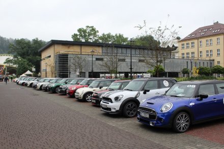 Uczestnicy II Turystycznego Rajdu MINI na wiślańskim deptaku